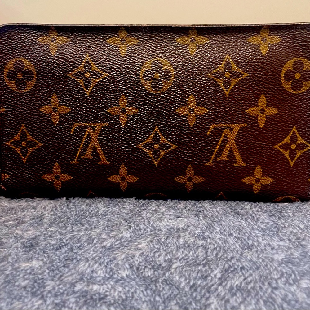Louis Vuitton Monogram Zippy wallet